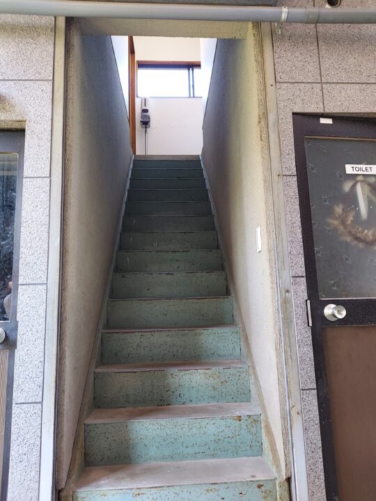 カフェリーストの入口への階段