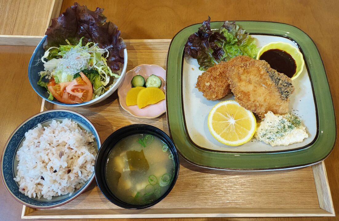 カキクリームコロッケと県産魚（ブリ）のミックスフライ定食