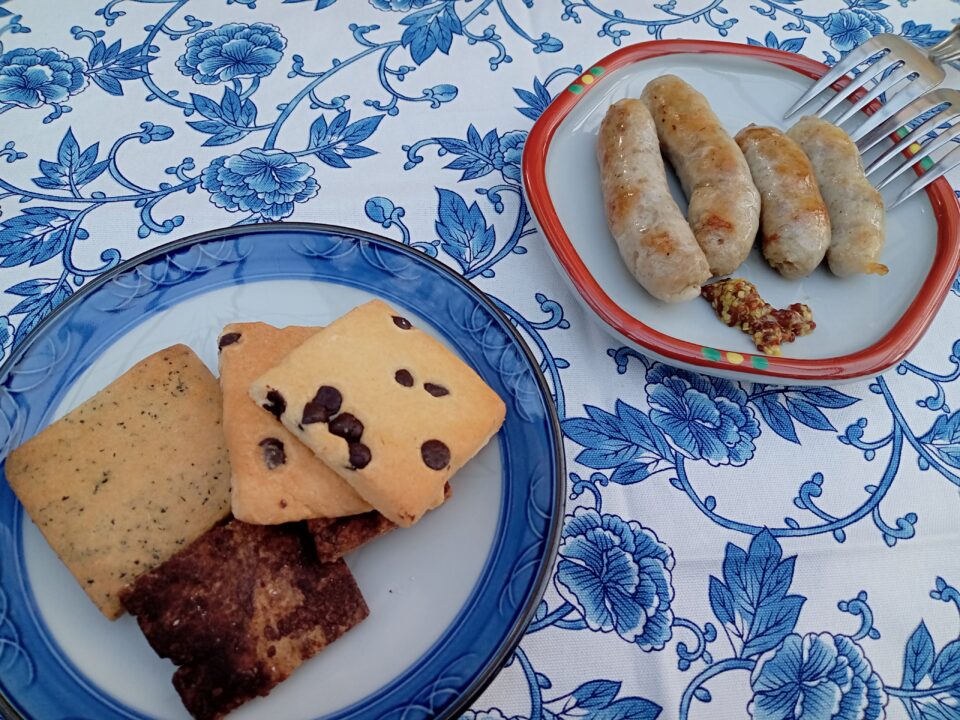 「ササムタキママ食堂」の手作りソーセージとクッキー