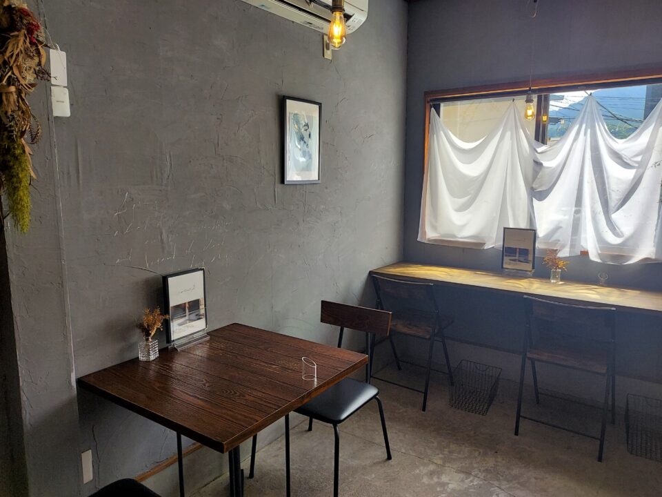 「Cafe Least（カフェ リースト）」の店内