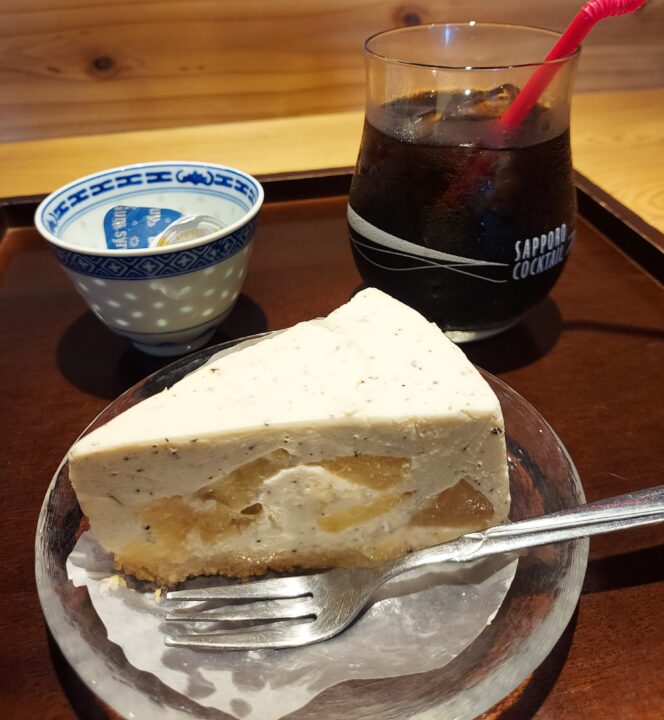 「igokochi（イゴコチ）」の桃とアールグレイのレアチーズケーキ
