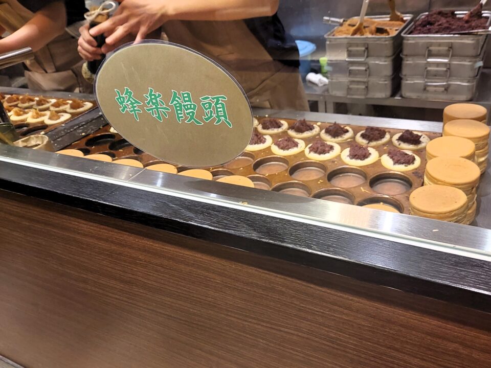 「蜂楽饅頭 博多阪急店」の焼き台