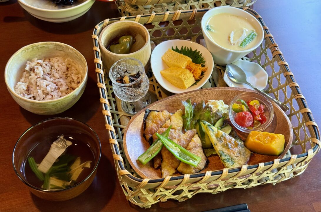 「薬膳茶屋 花於菟～はなおと～」竹かご膳