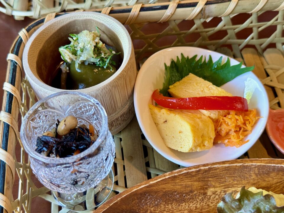 「薬膳茶屋 花於菟～はなおと～」竹かご花薬膳