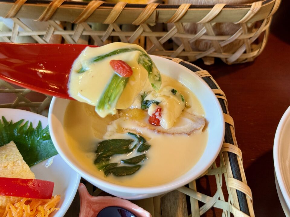 「薬膳茶屋 花於菟～はなおと～」竹かご花薬膳