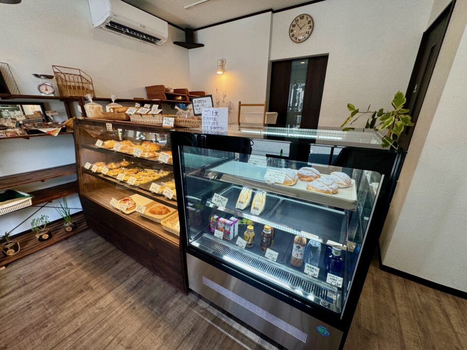 「Bakery emon（ベーカリーえーもん）」店内