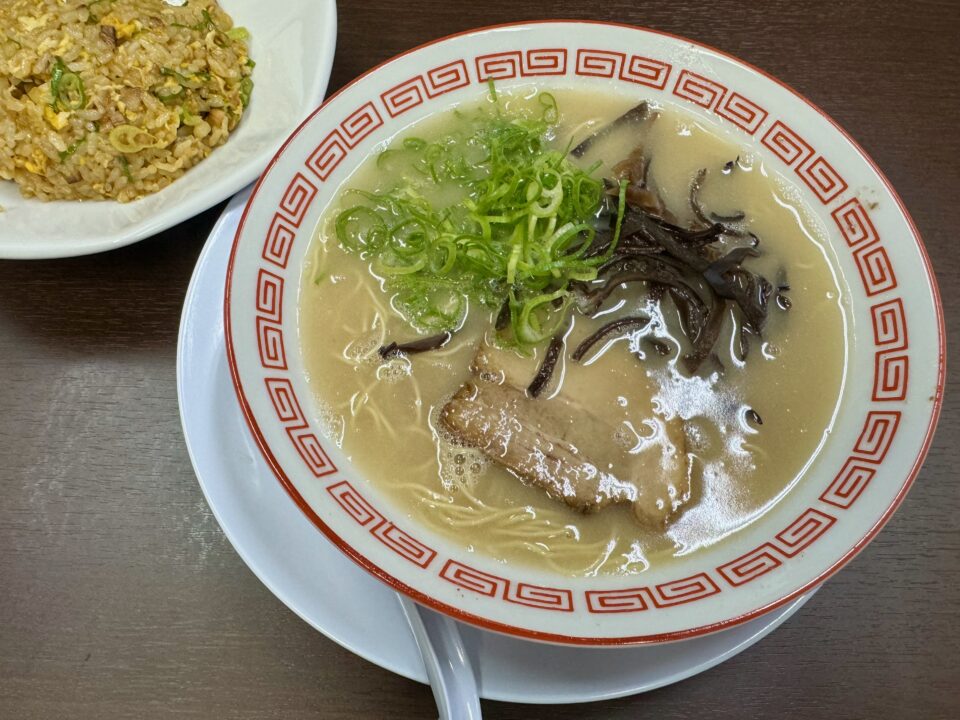 「豚骨ラーメン 浅野本店」ラーメン半チャーハンセット