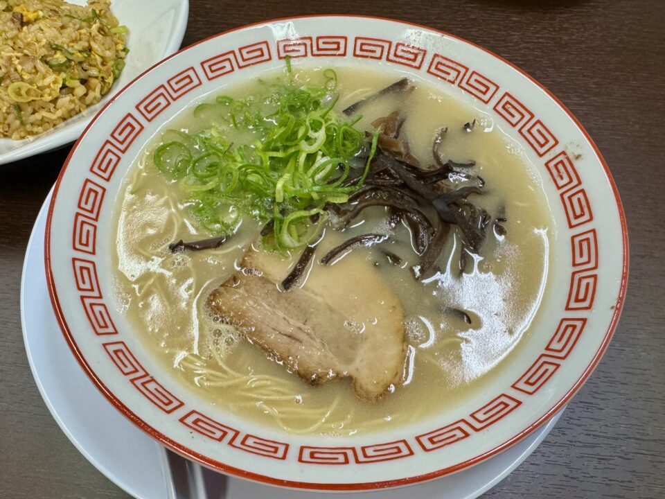 「豚骨ラーメン 浅野本店」ラーメン半チャーハンセット