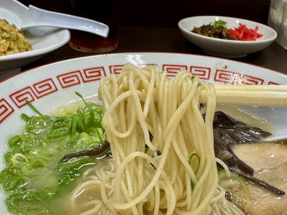 「豚骨ラーメン 浅野本店」ラーメン半チャーハンセット