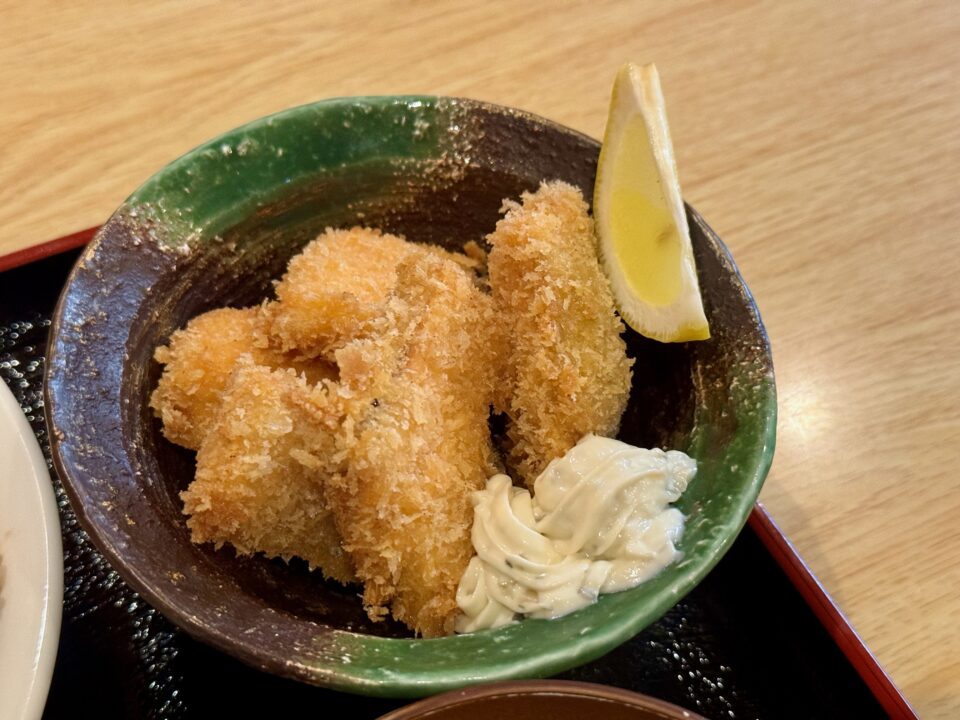 「焼きとり丸ちゃん金池店」日替わり定食（サーモンフライ）