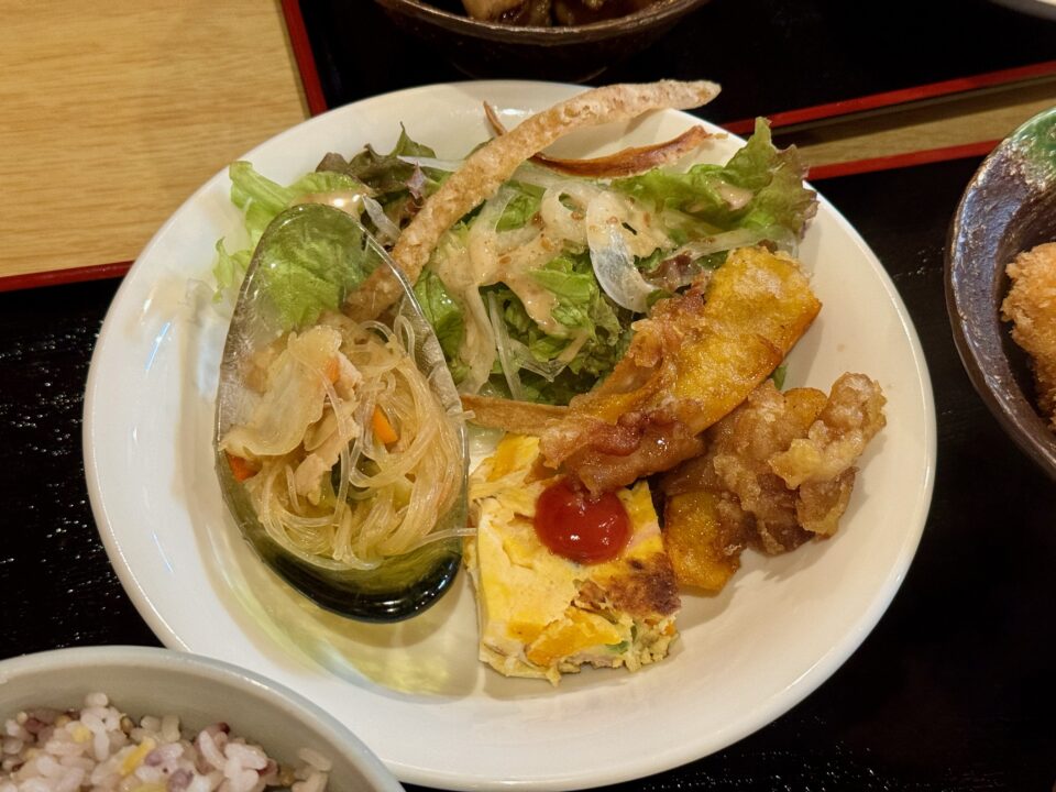 「焼きとり丸ちゃん金池店」日替わり定食（サーモンフライ）