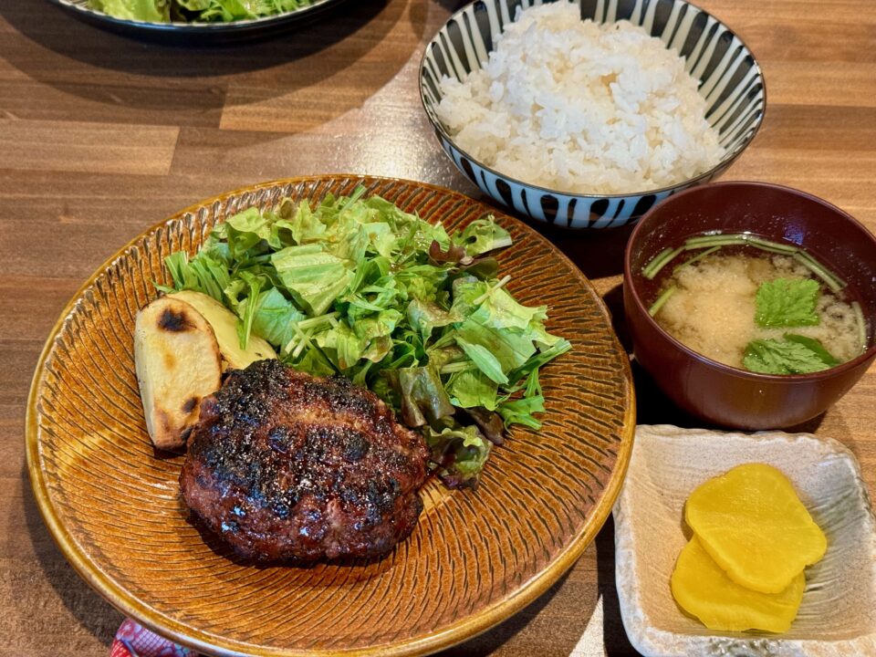 「囲炉裏炭火焼き 湊」炭火焼きハンバーグ定食