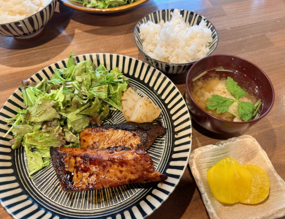 「囲炉裏炭火焼き 湊」炭火焼きぶりてり定食