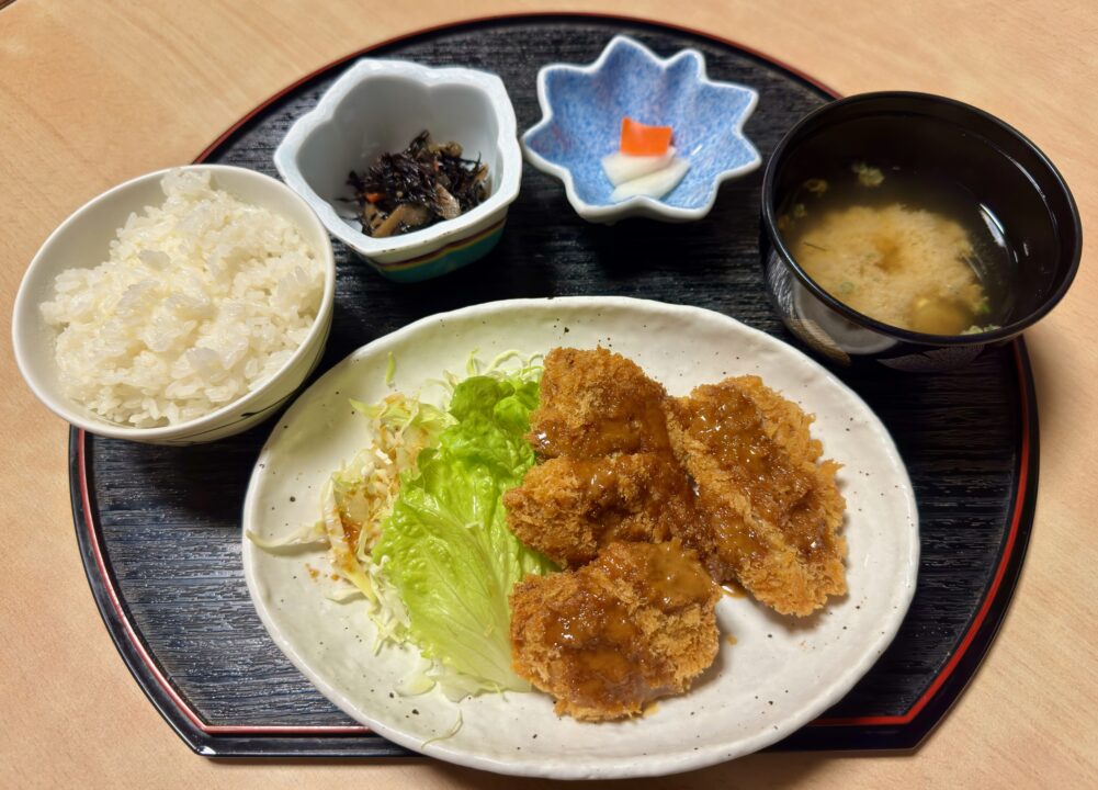 「まぐろ料理専門店 ほとじま」魚の日替わり定食（まぐろカツ定食）