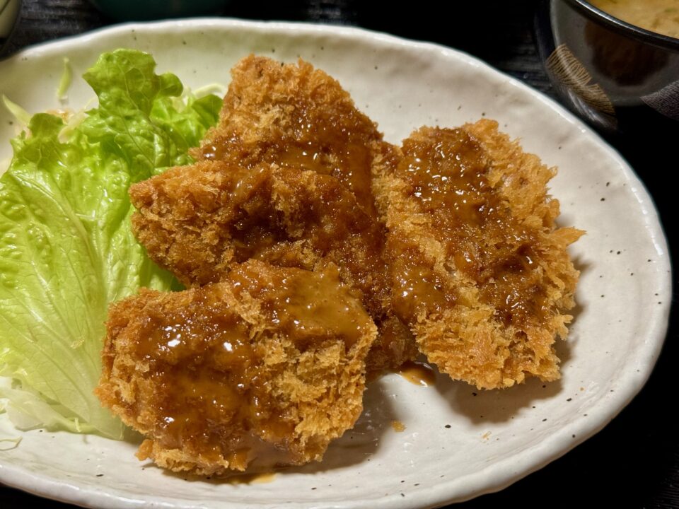 「まぐろ料理専門店 ほとじま」魚の日替わり定食（まぐろカツ定食）