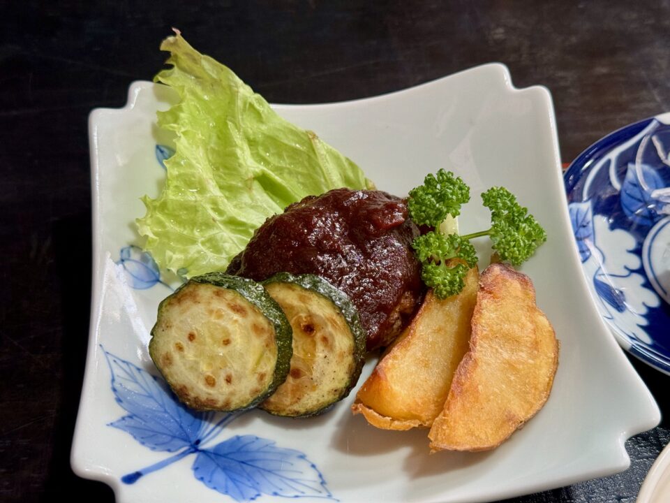 「茶寮 倉掛」和定食（ハンバーグ）