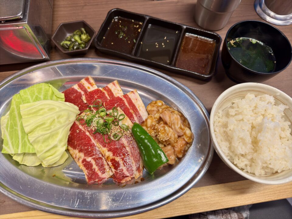 「焼肉セブン」カルビとホルモンの焼肉定食