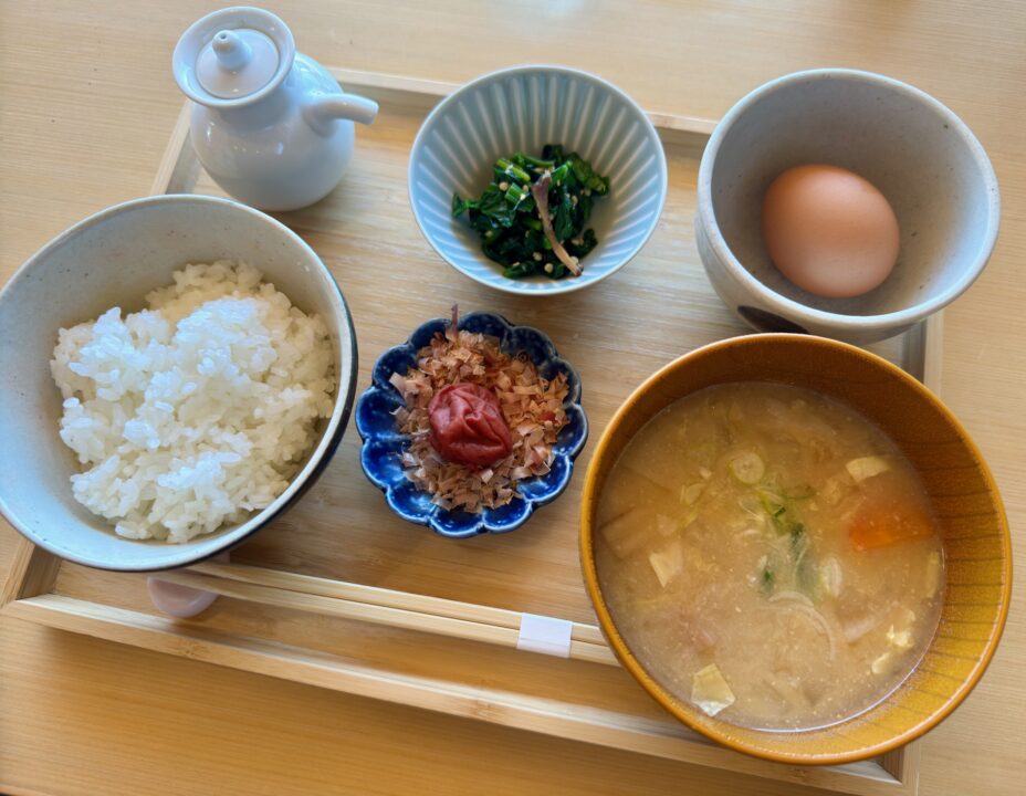 「鷹来屋ガーデンささら（Takakiya Garden SASARA）」卵かけご飯と酒蔵のお味噌汁