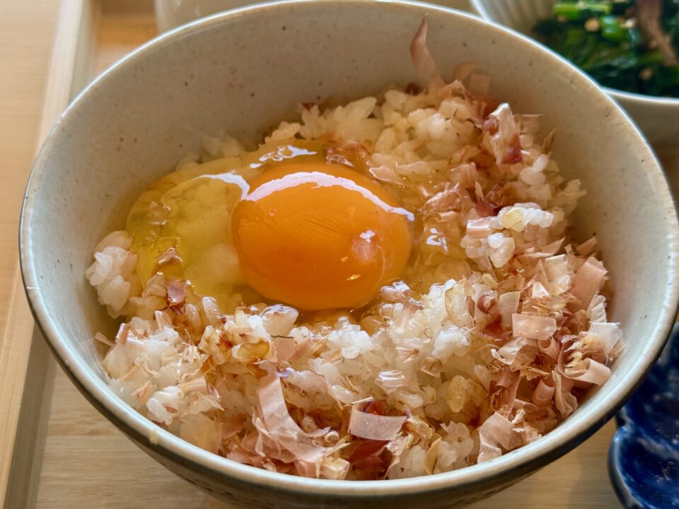 「鷹来屋ガーデンささら（Takakiya Garden SASARA）」卵かけご飯と酒蔵のお味噌汁