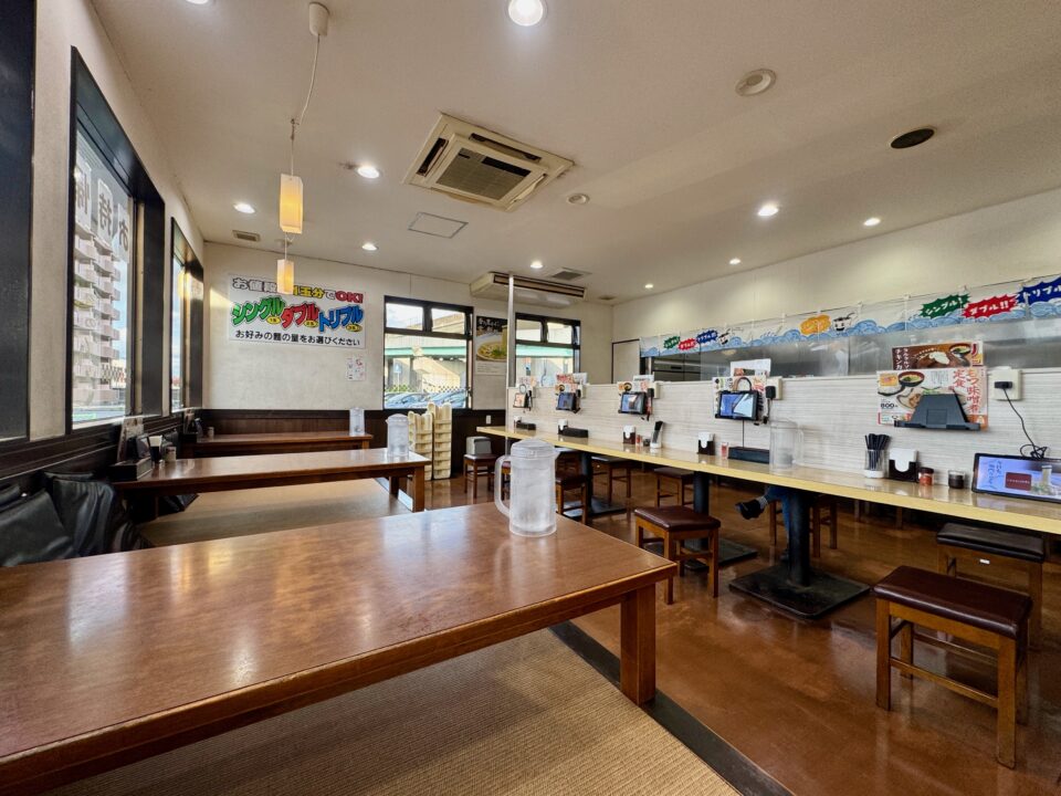 「鳴門うどん光吉店」店内