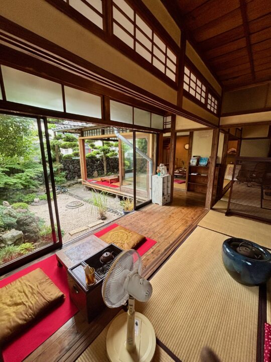 「茶房 湯治人」店内