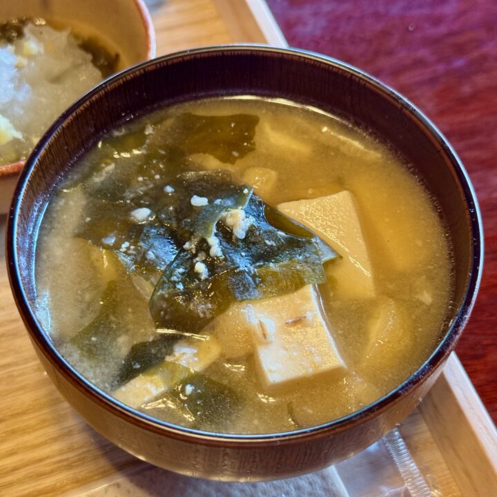 「茶房 湯治人」湯治人プレート