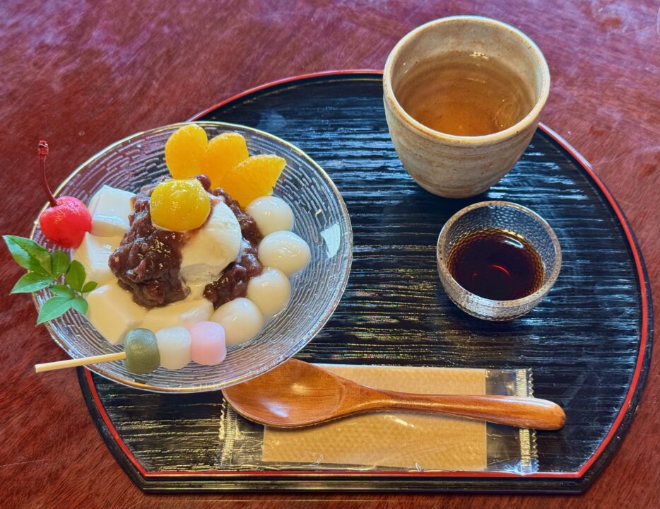 「茶房 湯治人」温泉白玉あんみつ