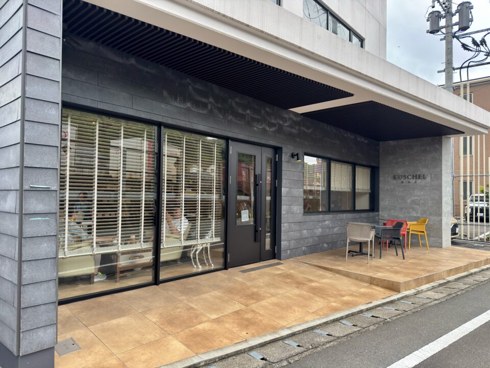 「KUSCHEL Cafe（クシェル カフェ）西大分店」外観