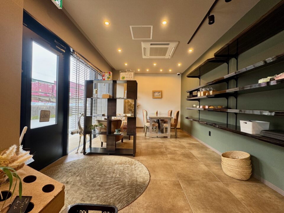 「KUSCHEL Cafe（クシェル カフェ）西大分店」店内
