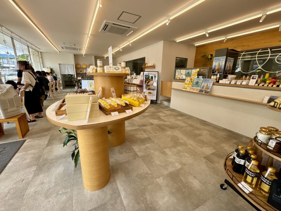 「とりtoたまご 本店」店内