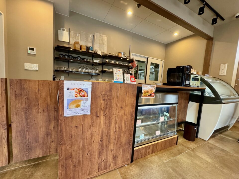 「KUSCHEL Cafe（クシェル カフェ）西大分店」店内
