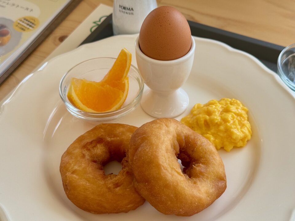 「とりtoたまご 本店」養鶏場のモーニングドーナツ