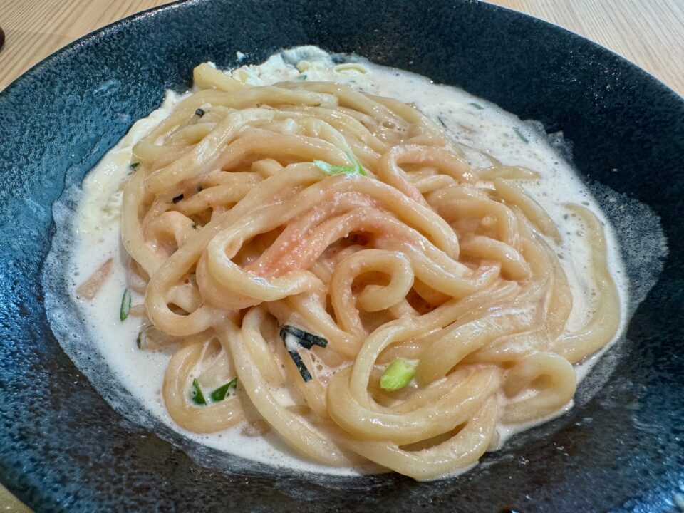 「府内のおうどん」白いクリームのおうどん