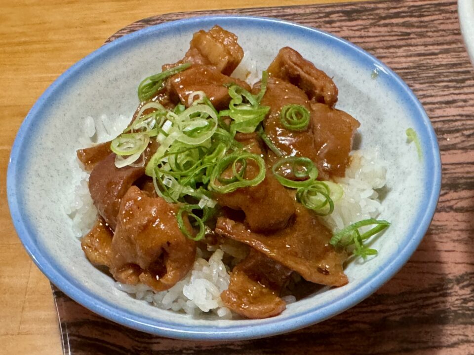 「麺や 華」ホルモン丼