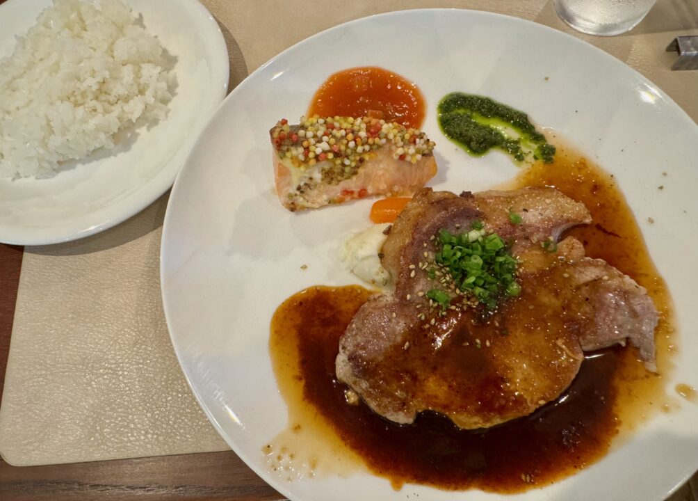 「9▷▷10（きゅうからじゅう）」本日のサービスランチ（国産ポークソテー＆サーモン五色あられ焼き）
