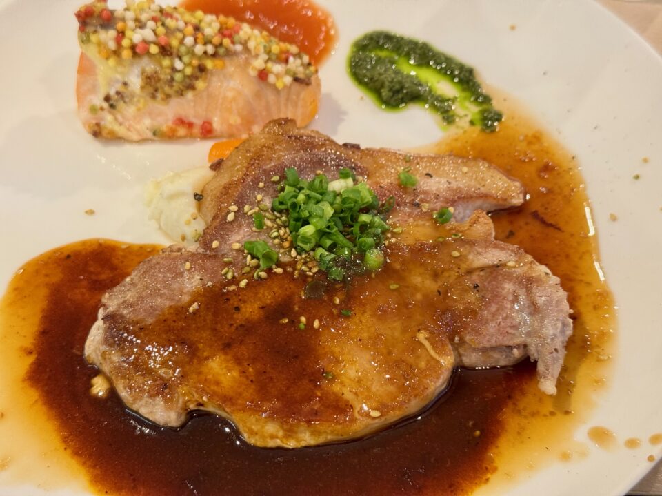 「9▷▷10（きゅうからじゅう）」本日のサービスランチ（国産ポークソテー＆サーモン五色あられ焼き）