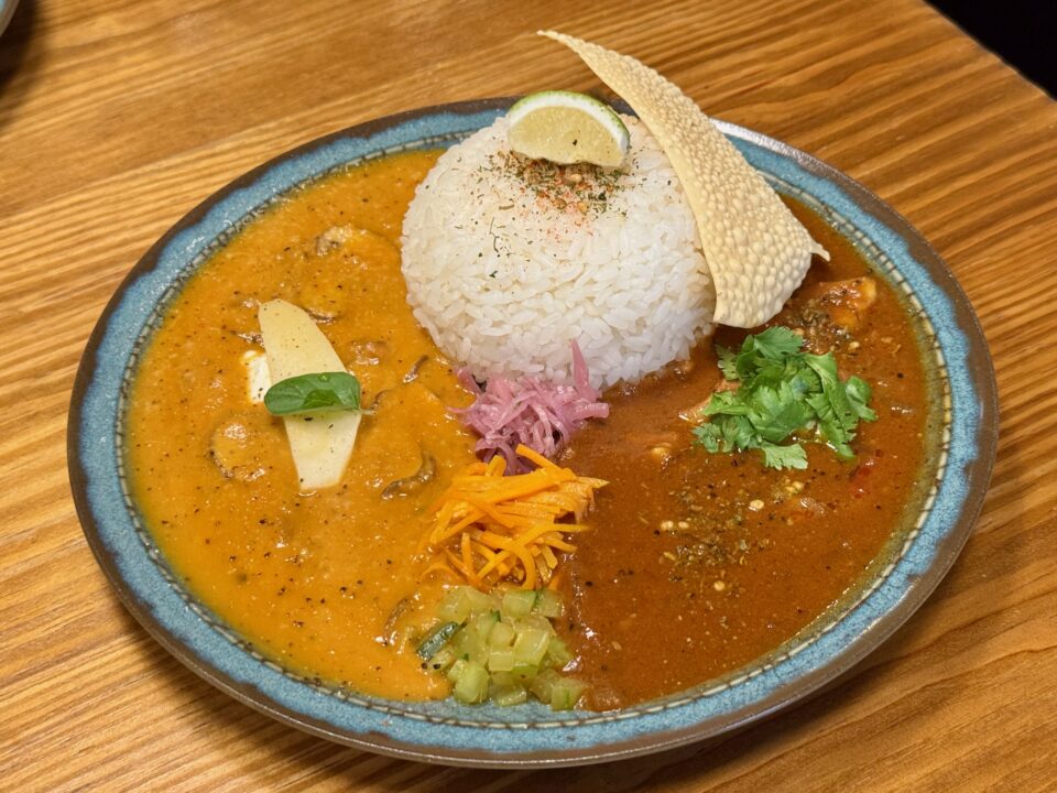 「BUCCA(ブッカ)」二種盛り合わせ(「米の恵み」ビンダルーカレー・きのことトマトのバターカレー)
