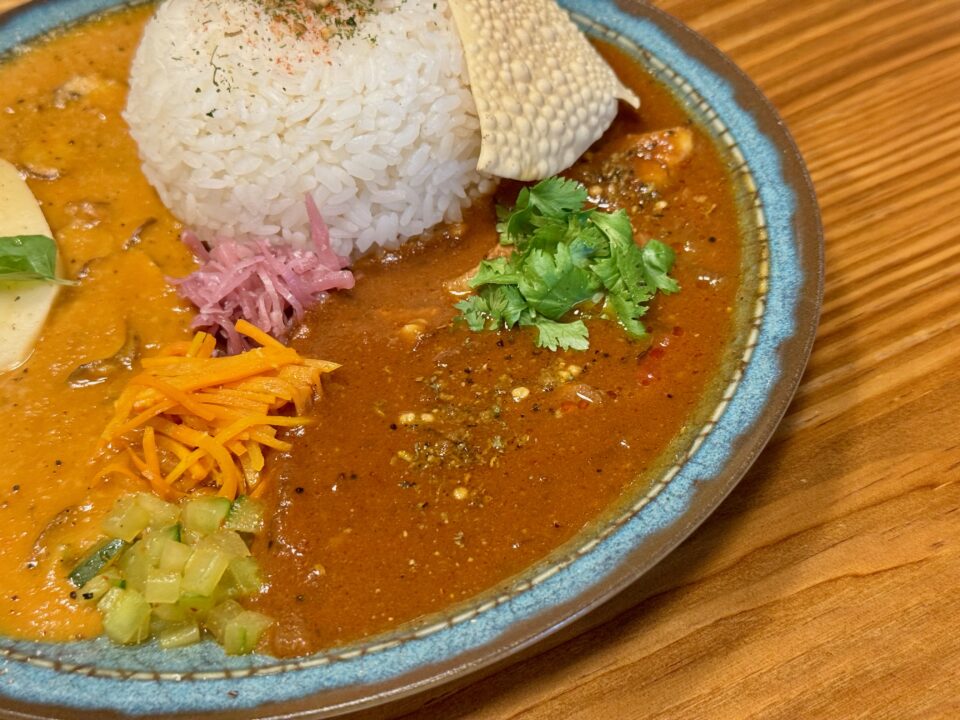 「BUCCA(ブッカ)」二種盛り合わせ(「米の恵み」ビンダルーカレー・きのことトマトのバターカレー)