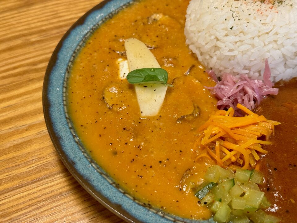 「BUCCA(ブッカ)」二種盛り合わせ(「米の恵み」ビンダルーカレー・きのことトマトのバターカレー)