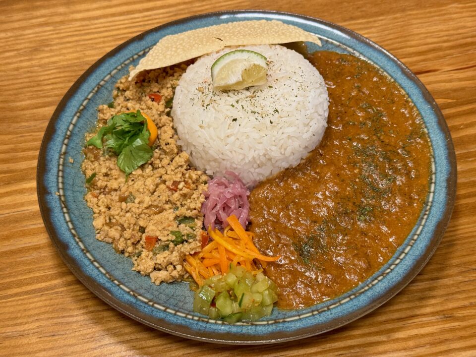 「BUCCA(ブッカ)」二種盛り合わせ(「おおいた和牛」コルマカレー・ロメスコチキンキーマ)