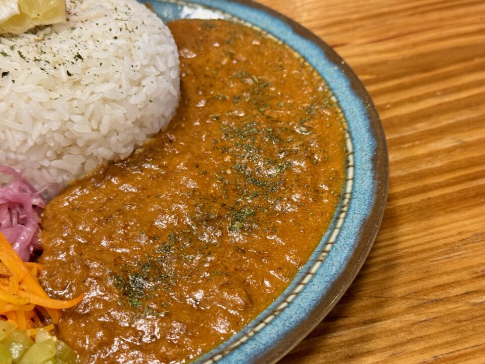 「BUCCA(ブッカ)」二種盛り合わせ(「おおいた和牛」コルマカレー・ロメスコチキンキーマ)