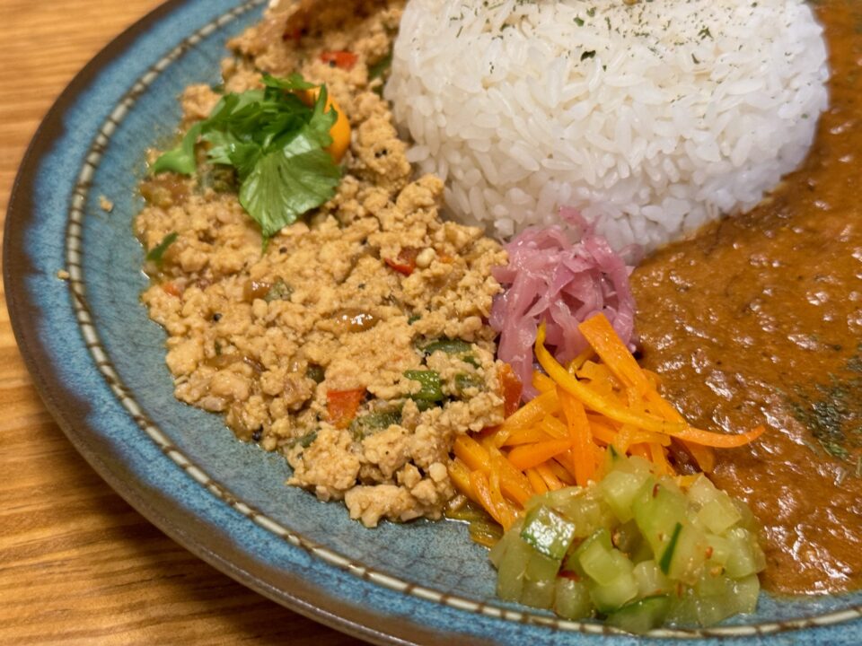 「BUCCA(ブッカ)」二種盛り合わせ(「おおいた和牛」コルマカレー・ロメスコチキンキーマ)