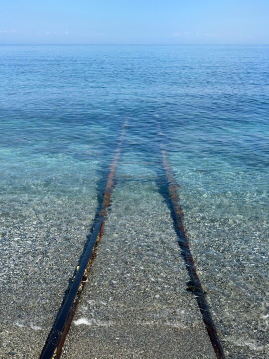 海へと続く線路（佐賀関）