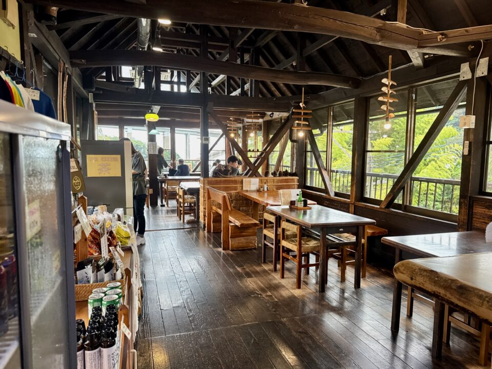 「岡本屋売店」店内