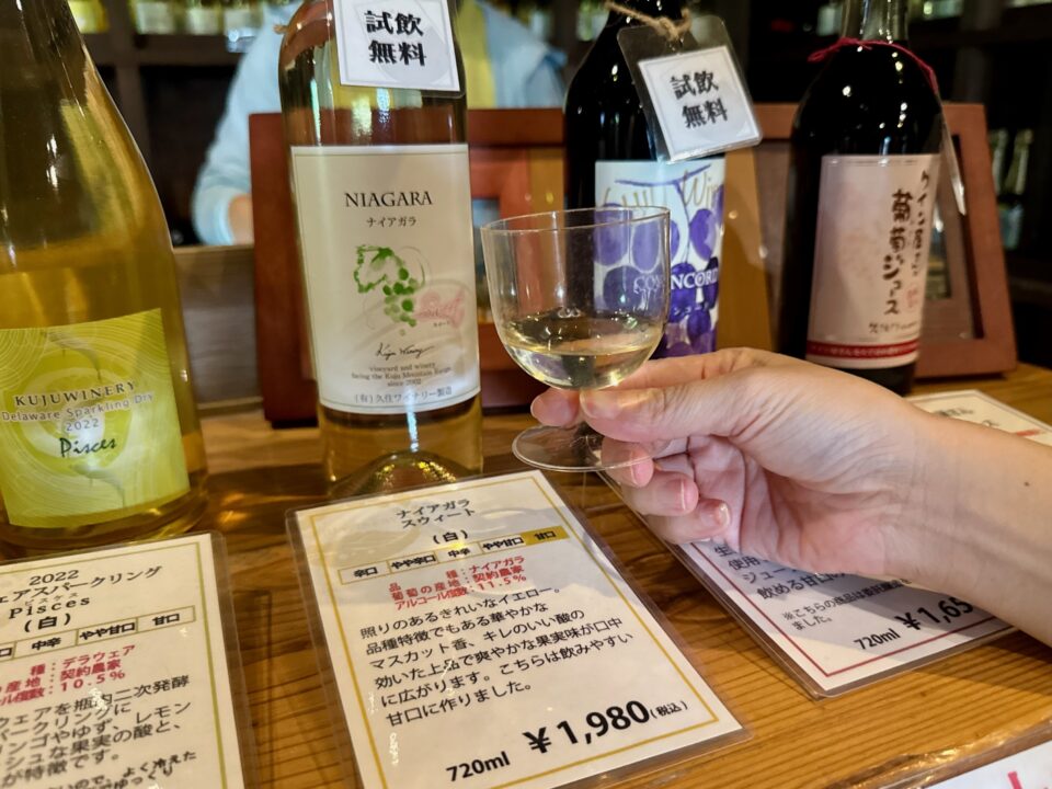 「久住ワイナリー」試飲コーナー