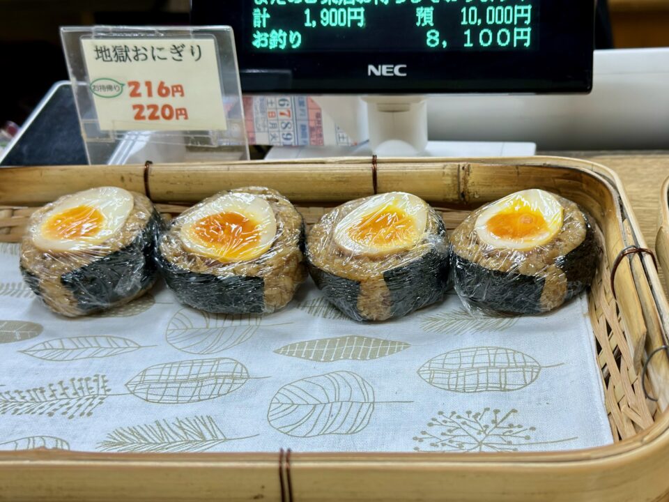 「岡本屋売店」注文カウンター