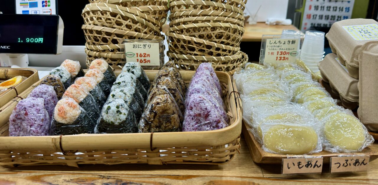 「岡本屋売店」注文カウンター