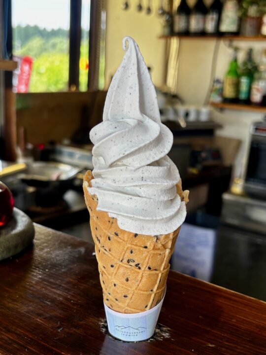 「久住高原菓房 いずみや」黒胡麻ソフトクリーム