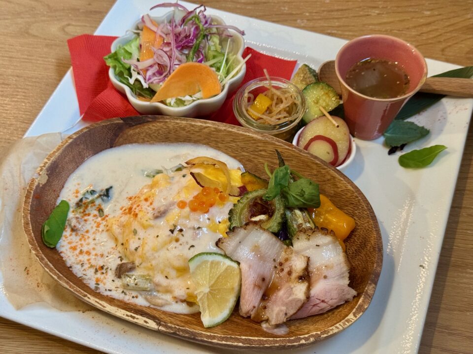 「cafe...TEMPUS」季節のワンプレートランチ（いくらのせ 秋の味覚のチーズ入りクリームオムライスとローストポークプレート）