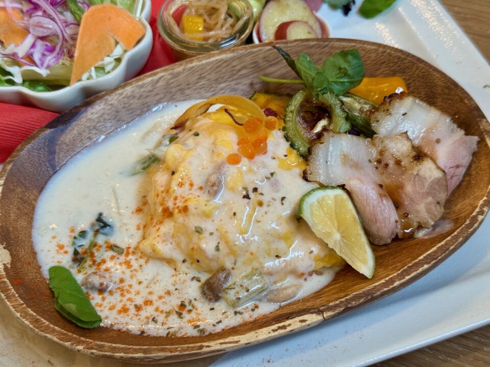 「cafe...TEMPUS」季節のワンプレートランチ（いくらのせ 秋の味覚のチーズ入りクリームオムライスとローストポークプレート）